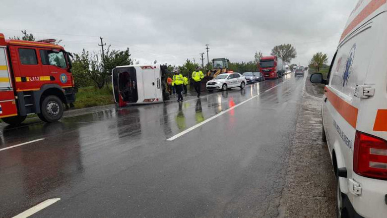 Cod Rosu de Interventie in Buzau, pe „Drumul Mortii”, dupa un accident rutier in care a fost implicat un autocar cu 32 de persoane Imagine