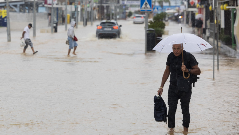 Cod rosu de inundatii in Ibiza: strazi pline de apa si oameni blocati in locuinte. Mobilizare majora a echipelor de interventie Imagine