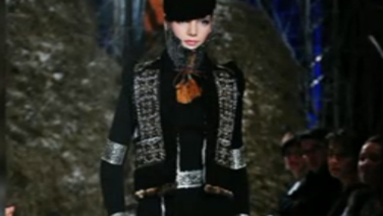 Cojocul romanesc urca pe catwalk la Paris Imagine