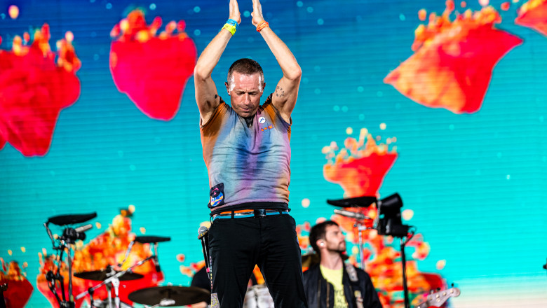 Coldplay lanseaza un nou album. Fiecare disc vinil va fi fabricat din sticle de plastic Imagine