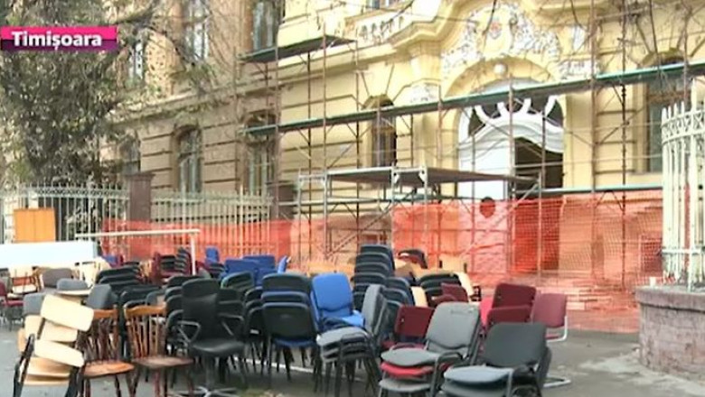 Colegiul National ”C.D. Loga”, cu mobila in strada. Liceul isi muta mobilierul in noua locatie, din cauza renovarilor Imagine