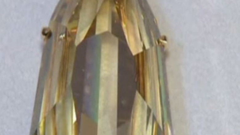 Colier unicat, scos la licitatie. Piesa de rezistenta este un diamant galben de 407 carate Imagine