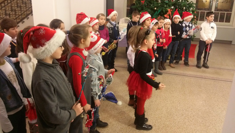 Colindatorii au adus atmosfera sarbatorilor langa bradul Digi24 Oradea. GALERIE FOTO Imagine