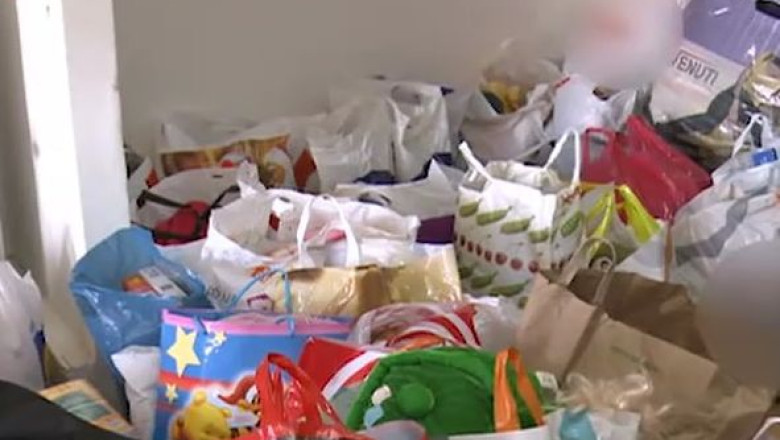 Colinde si daruri pentru copiii cu dizabilitati. Elevii au strans zeci de pachete cu dulciuri, haine si jucarii Imagine