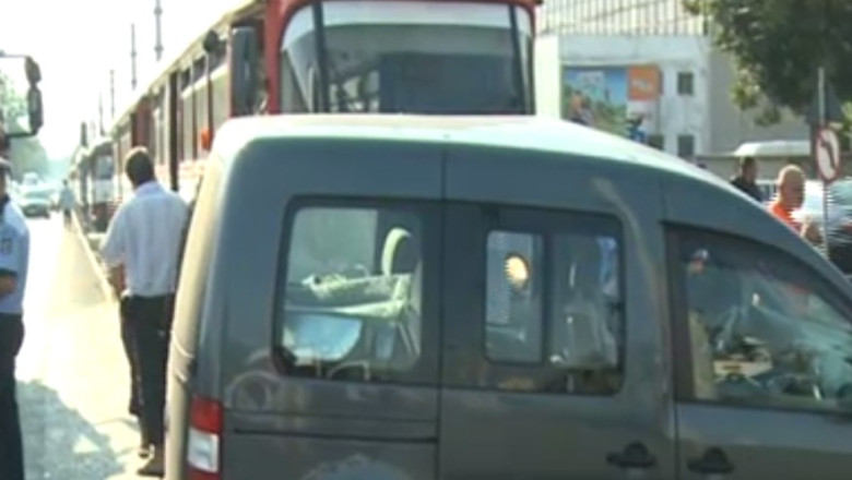 Coliziune intre un tramvai si o masina la Arad. Doua persoane au fost ranite Imagine