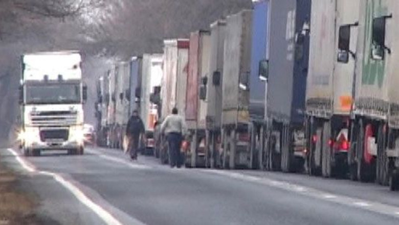 Coloana de TIR-uri de 5 km, la Nadlac, cu asteptare de minim 5 ore. Intrarea Romaniei in Schengen ar elimina aceste situatii Imagine