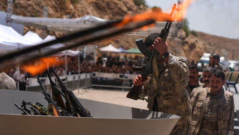 Combatantii kurzi ai PKK au inceput dezarmarea si au dat foc armelor intr-o ceremonie „istorica si democratica” Imagine