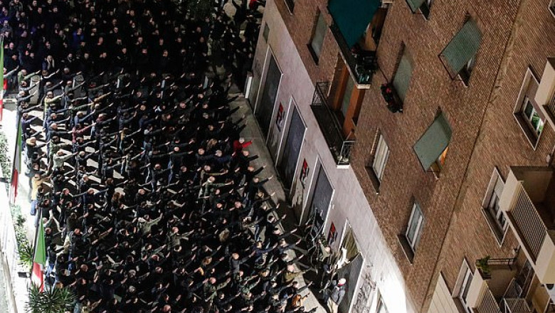 Comemorare bizara la Roma: Sute de activisti italieni fac salutul fascist in public Imagine
