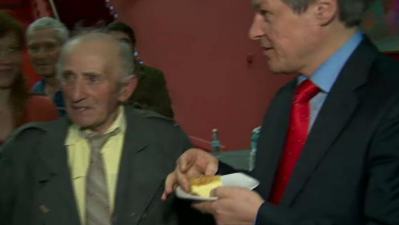 Comisarul european Dacian Ciolos, primit cu placinte de casa la o dezbatere pe teme europene Imagine