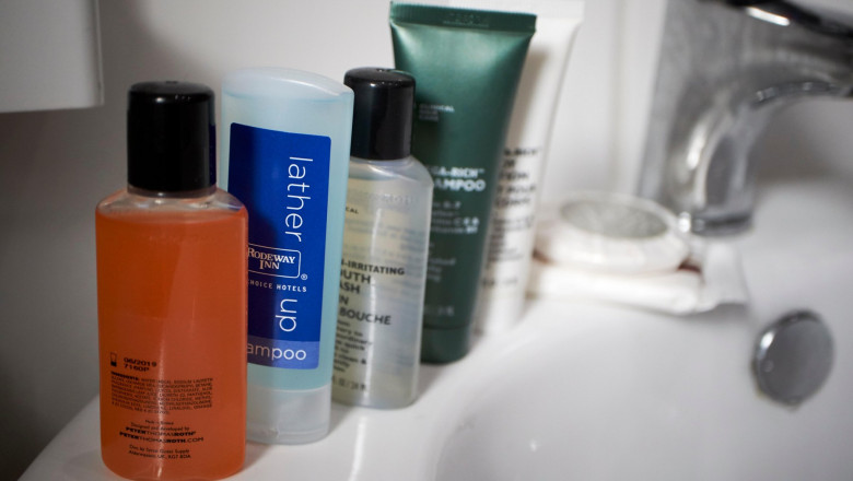 Comisia Europeana propune noi norme privind ambalajele. Sticlutele de sampon din hoteluri vor fi interzise Imagine