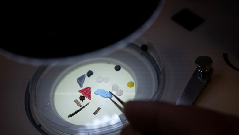 Comisia Europeana restrictioneaza vanzarea microplasticelor. Materialele se regasesc inclusiv in alimente si in apa potabila Imagine