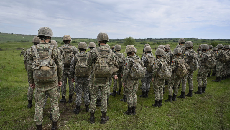 Comisiile din Parlament aproba achizitia de tancuri si introducerea serviciul militar voluntar de 4 luni, cerute de MApN Imagine