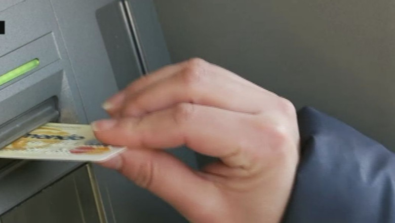 Comisioanele care te lasa cu mai putin bani pe card. Cinci taxe pentru un singur cont Imagine