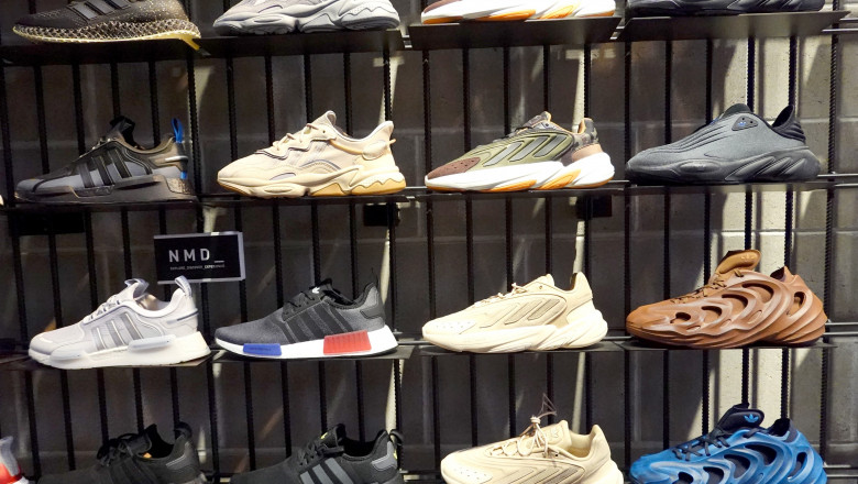 Compania Adidas a fost asaltata cu comenzi de pantofi Yeezy din inventarul ramas dupa incetarea colaborarii cu Ye Imagine