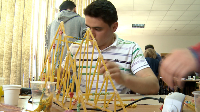 Competitie de poduri din spaghete Imagine