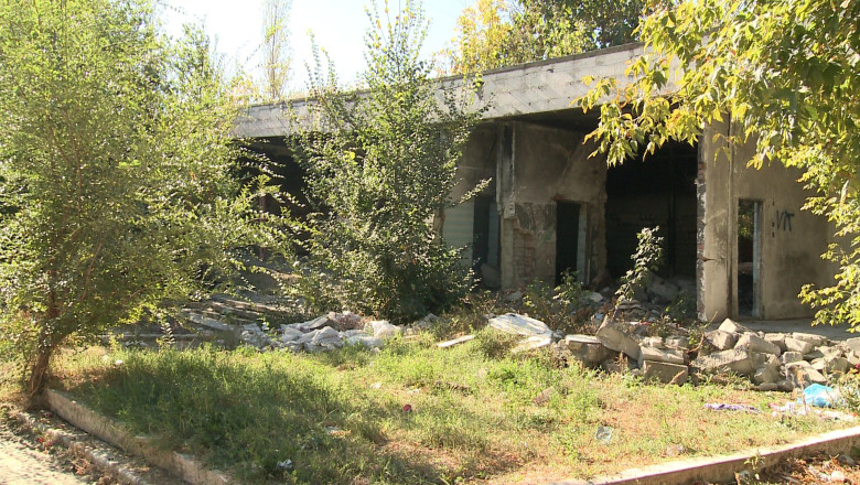 Complex comercial, o ruina Imagine