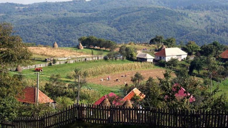 Comuna cea mai mica din Romania are locuitori cat sa incapa intr-un bloc Imagine