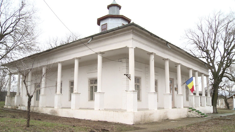 Conac boieresc, schimonosit cu termopane Imagine