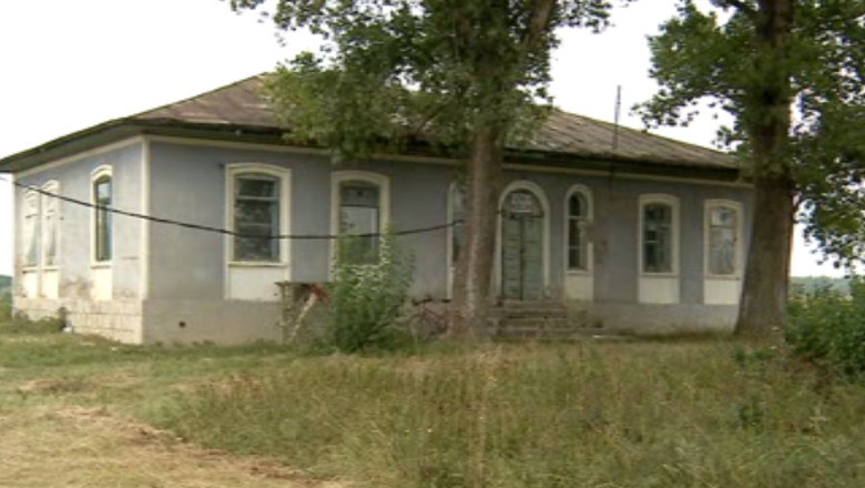 Conacul Medeleni, o ruina. Cladirea nu a fost inclusa in patrimoniul national si nu poate fi reabilitata Imagine