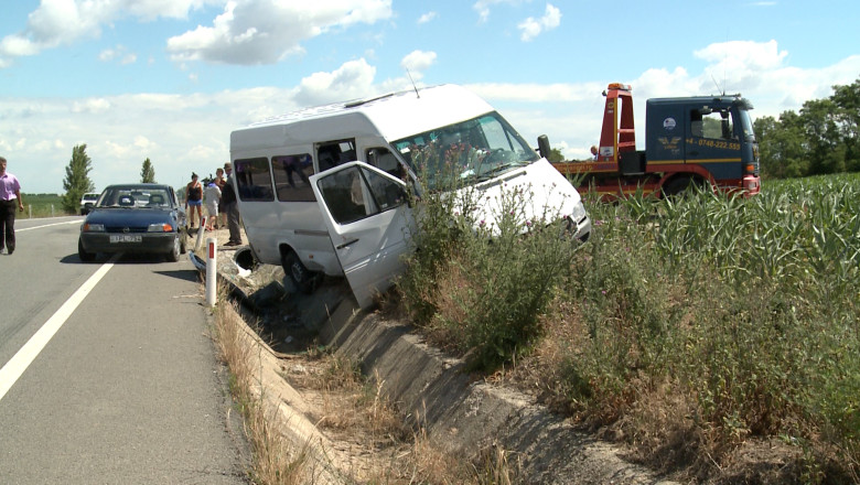 Concediu cu ghinion. Un microbuz plin cu pasageri a ajuns in sant pe drumul Valea lui Mihai-Oradea Imagine