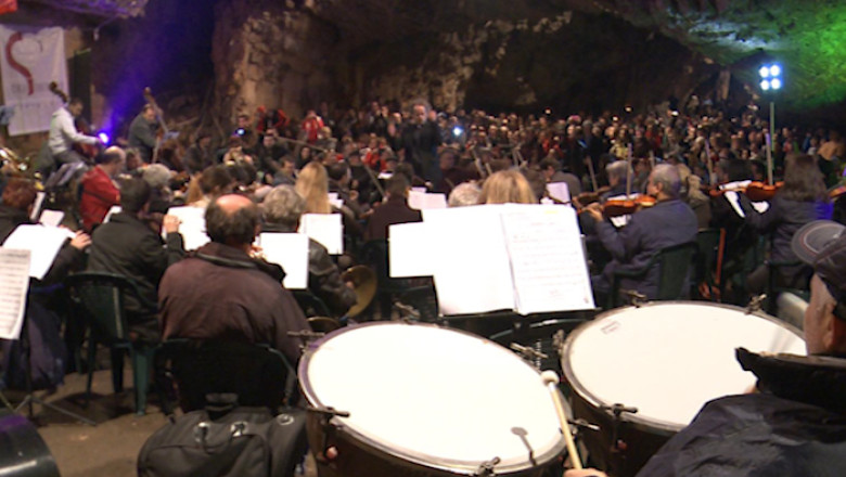 Concert aniversar in pestera de la Romanesti Imagine