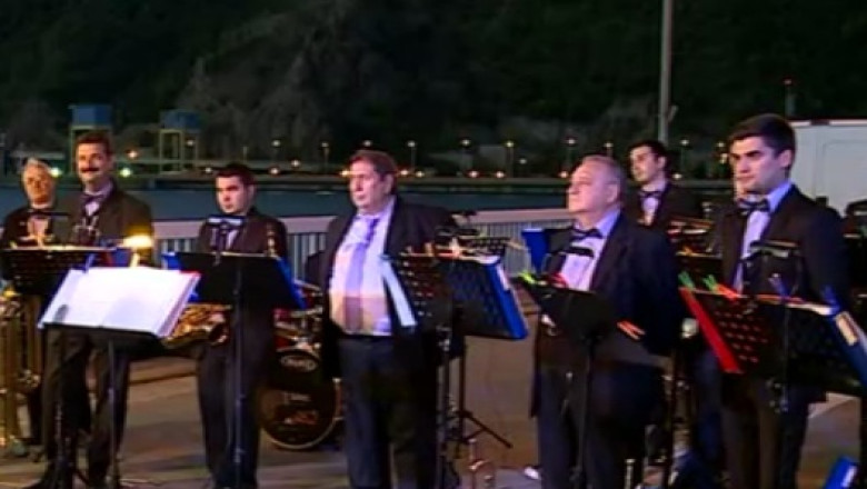 Concert la granita. Filarmonica Banatul a cantat pe Podul Prieteniei de la Portile de Fier 1 Imagine