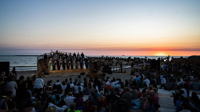 Concert la rasarit pe plaja. Corul Madrigal a cantat la prima ora a diminetii pentru cateva mii de oameni, de Ziua Marinei Imagine