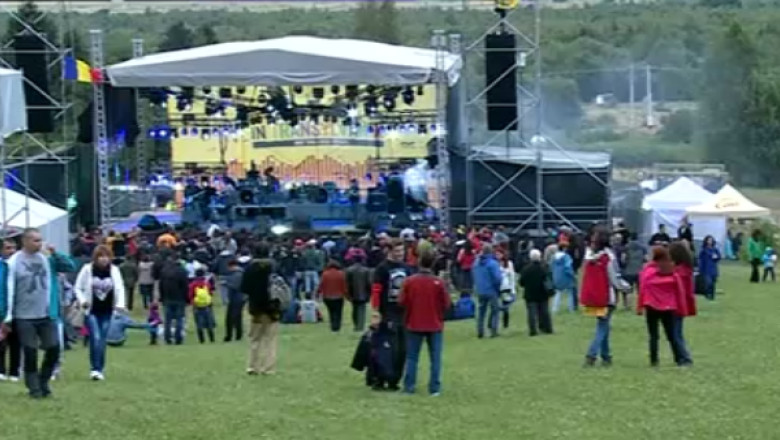 Concert rock langa manastire. Preotii se plang ca muzica acopera clopotele Imagine