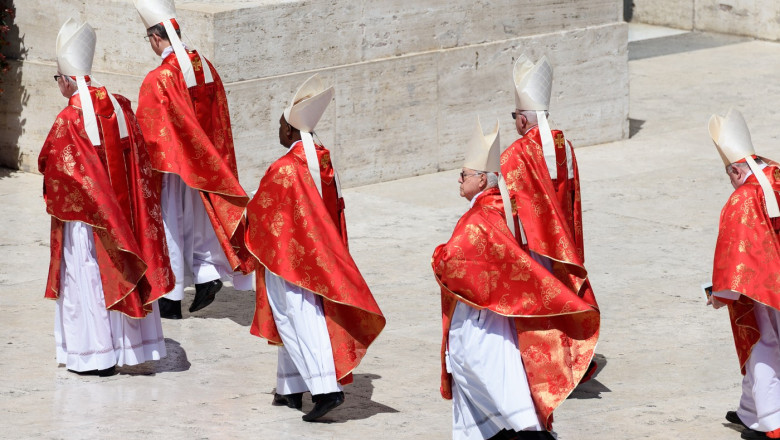 Conclavul celor 135 de cardinali se pregateste pentru alegerea noului papa. Cine sunt favoritii Imagine