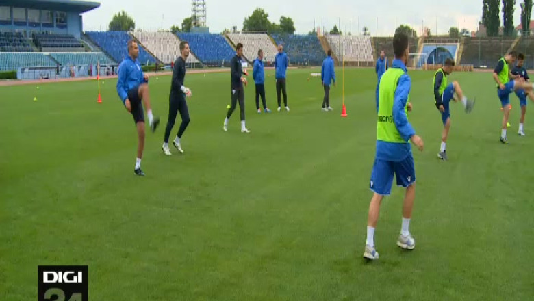 Concurenta la mijlocul terenului   Imagine