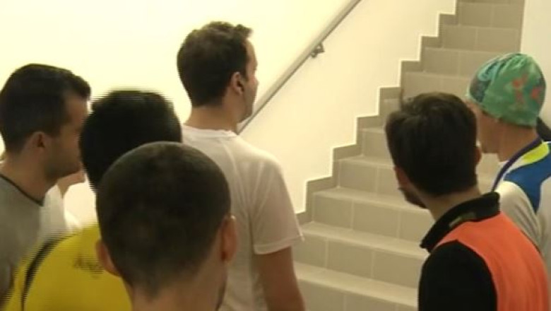 Concurs caritabil. 680 de scari urcate in trei minute Imagine