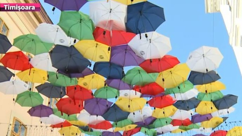Concurs cu umbrelutele colorate de pe strada Alba Iulia din Timisoara Imagine