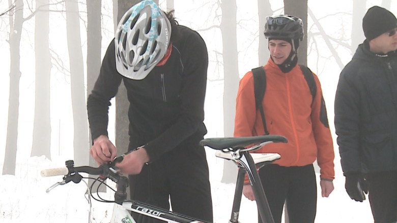 Concurs de ciclism pe zapada Imagine