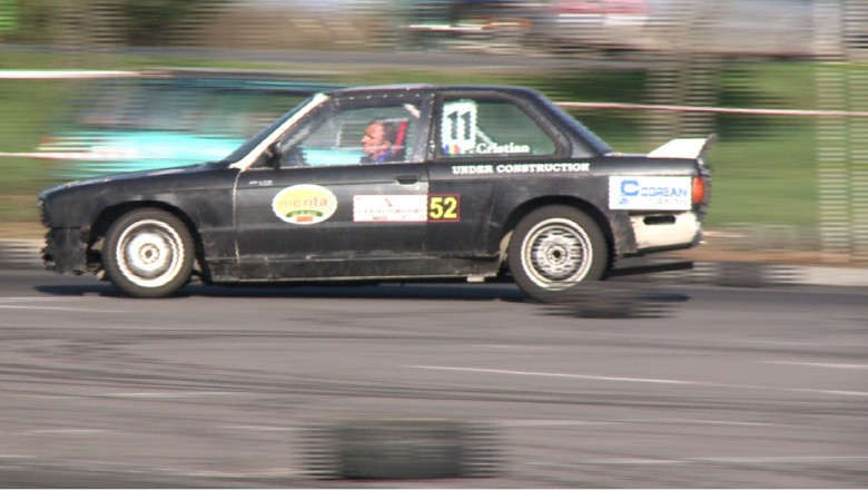 Concurs de derapaje controlate in parcarea unui mall din Oradea. Pilotii au adunat bani pentru doua fundatii Imagine