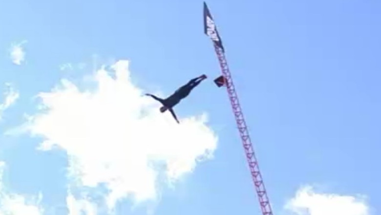Concurs de sarituri in apa. Sportivii au plonjat de pe o platforma de 25 metri sau direct din elicopter Imagine