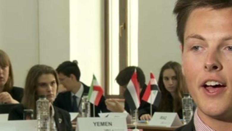 Conferinta ONU, simulata de elevi. La dezbaterea de la Colegiul „Mihai Viteazul” au participat liceeni din peste zece tari Imagine