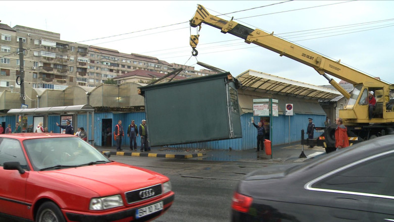 Confiscare cu macaraua. 12 chioscuri de ziare din Oradea au fost ridicate de Primarie, din cauza datoriilor Imagine