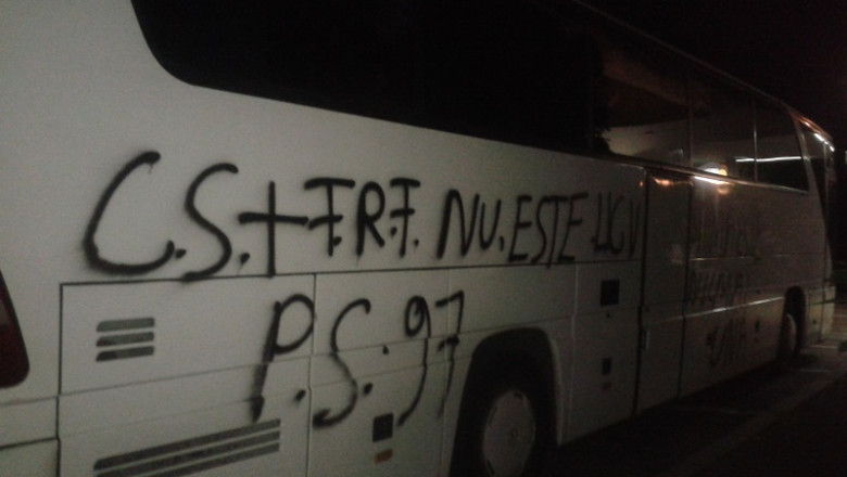 Conflict intre „Stiinte”: Fanii echipei lui „U” Craiova au vandalizat autocarul CS Universitatea Imagine