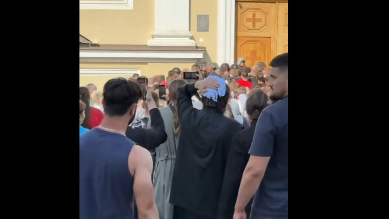 Conflict violent la Catedrala Metropolitana din Cernauti. Mai multe persoane, printre care si preoti, au fost ranite Imagine