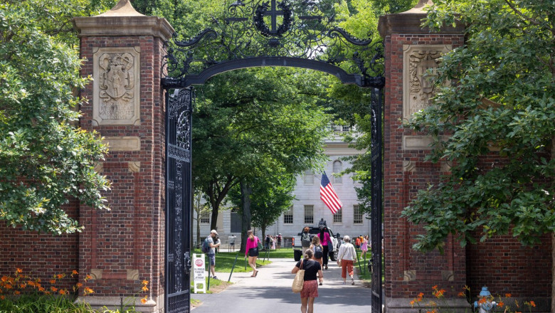 Conflictul dintre Israel si Hamas incinge spiritele la Harvard. Un camion a imprastiat pliante cu „cei mai antisemiti studenti” Imagine