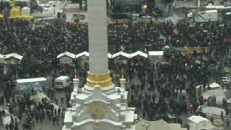 Confruntari in fata primariei din Kiev. Protestatarii refac baricadele distruse de politie Imagine