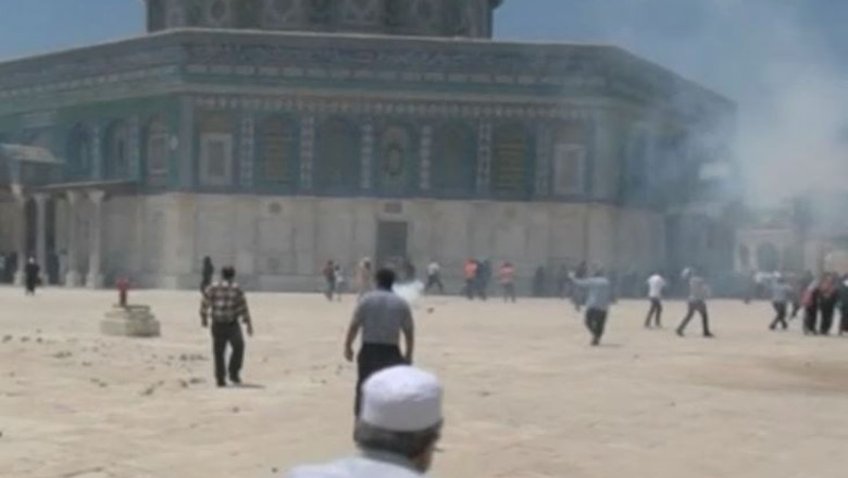 Confruntari violente la Ierusalim. Palestinienii au aruncat cu pietre in fortele de securitate israeliene Imagine