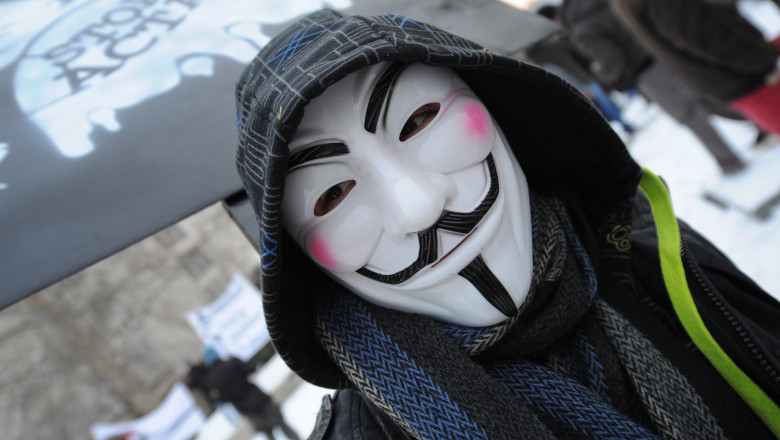 Confruntarile din Franta se extind in online. Anonymous va ataca site-uri islamiste, sustinand libertatea de expresie – VIDEO Imagine