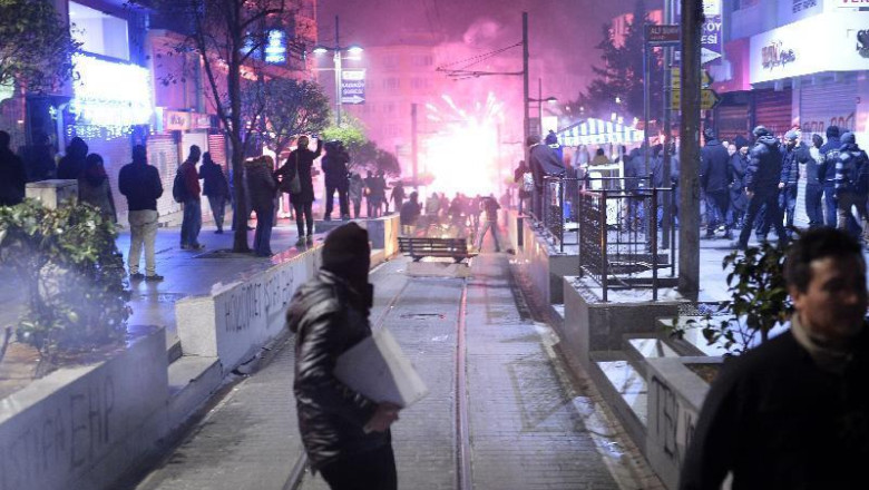 Confruntarile reizbucnesc in Piata Taksim din Istanbul. Manifestantii cer demisia premierului pe fondul unui scandal de coruptie Imagine