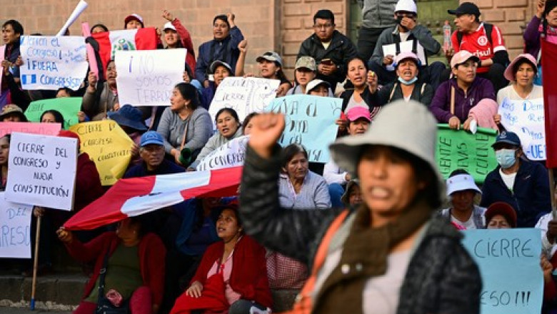 Congresul peruan a votat organizarea alegerilor in aprilie 2024 pentru a scoate tara din criza Imagine