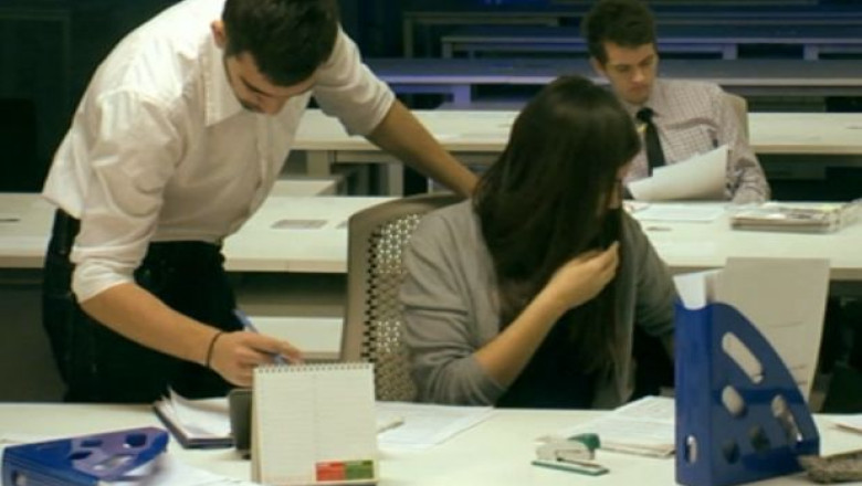 CONSILIER DE ETICHETA. Ce facem cand un coleg de serviciu miroase a transpiratie Imagine