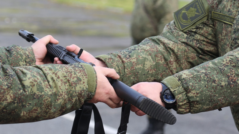 Consortiul Kalasnikov isi creste productia de armament. Armata rusa a primit o noua arma de asalt: AK-12 Imagine