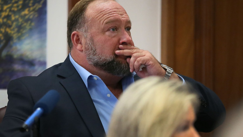 Conspirationistul Alex Jones, obligat sa plateasca inca aproape jumatate de miliard de dolari despagubiri in cazul Sandy Hook Imagine