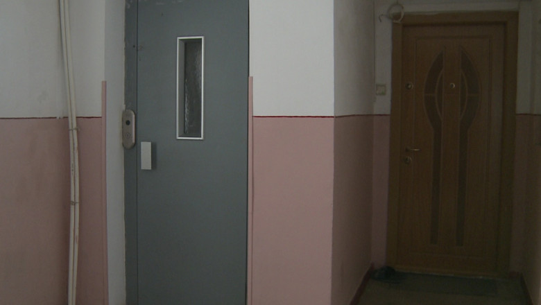 Constanta: 24 de ani fara lift. Sute de oameni urca opt etaje pe scari Imagine