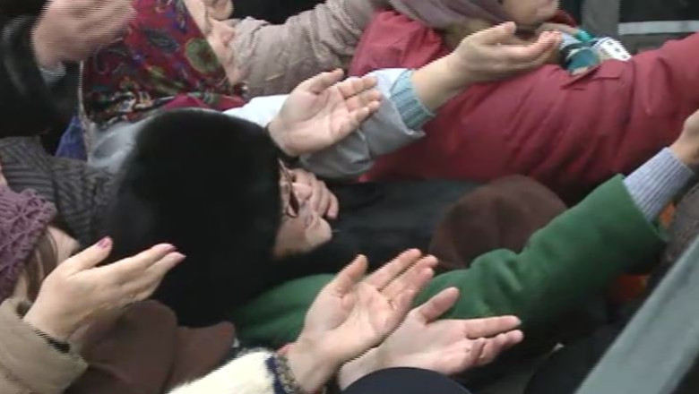 Constanta. Credinciosii s-au inghesuit pentru dopuri, dupa ce au primit sticle cu aghiasma Imagine